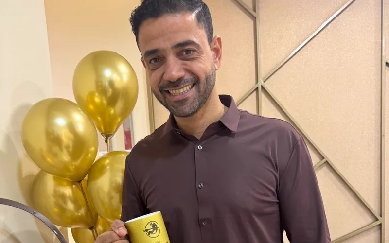 Dr. Anísio Filho sorrindo no consultório