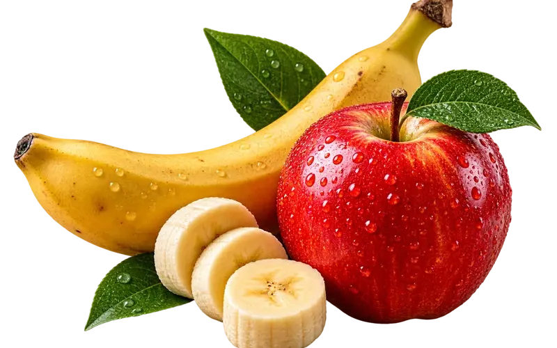 Banana, maçã e rodelas de banana sobre folhas verdes