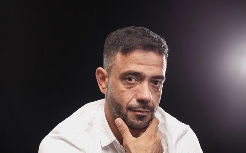 Dr. Anísio Filho em atitude de escuta atenta