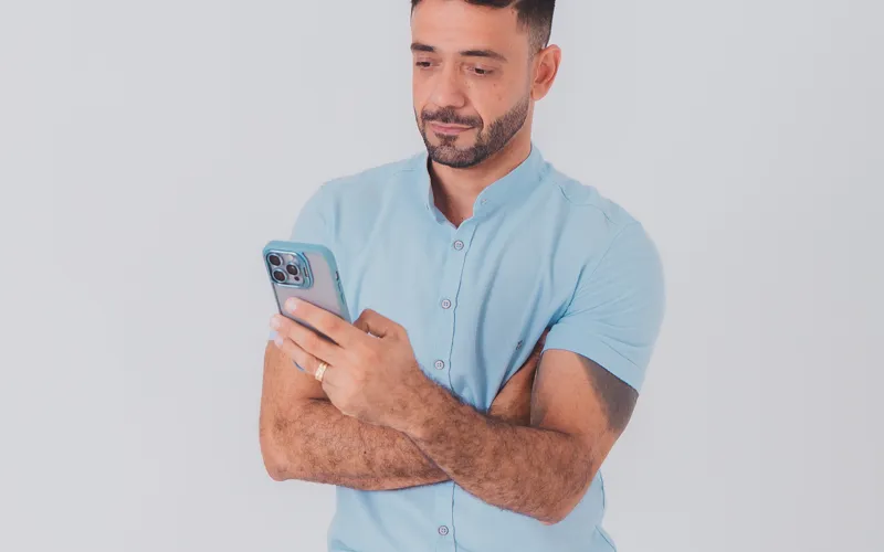 Dr. Anísio Filho consultando o celular