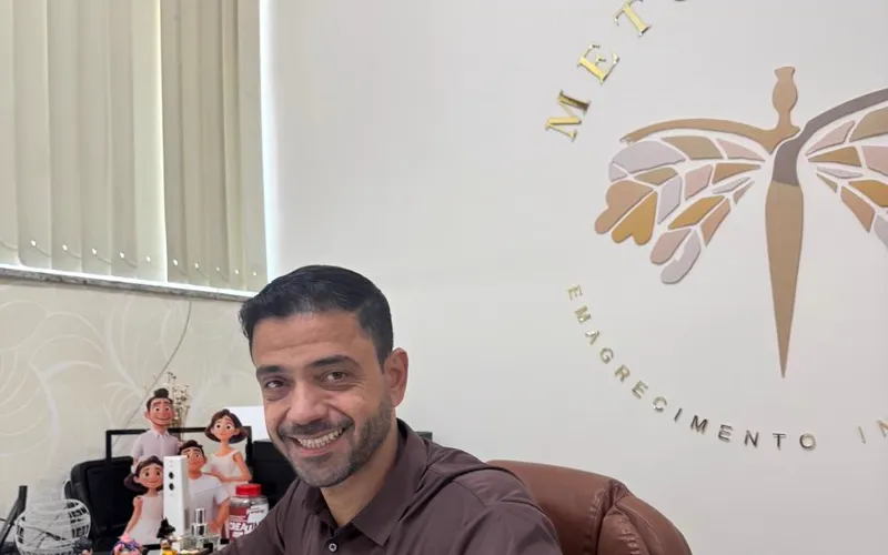 Dr. Anísio Filho atendendo no consultório do Núcleo