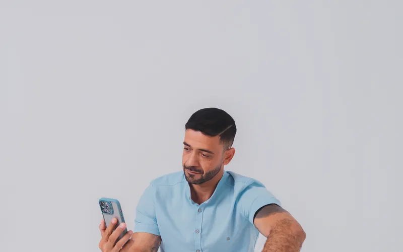 Dr. Anísio Filho usando o celular