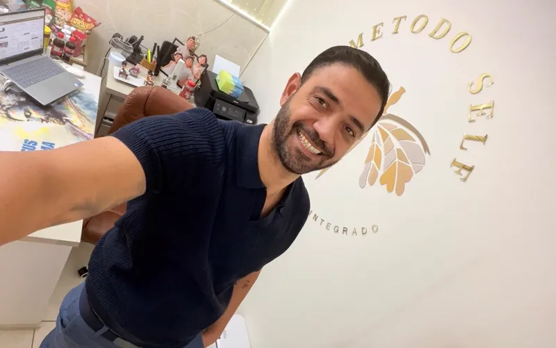 Dr. Anísio Filho no consultório do Núcleo, sorrindo