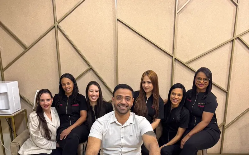 Dr. Anísio Filho com a equipe do consultório