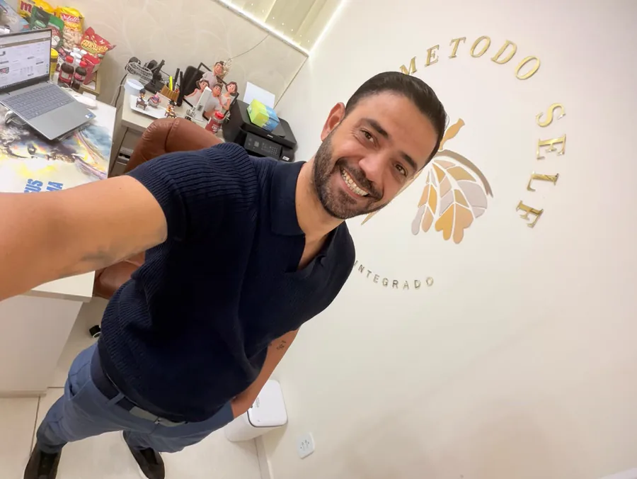 Dr. Anísio no consultório