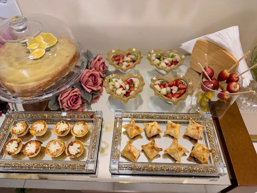Mesa de doces do evento de inauguração