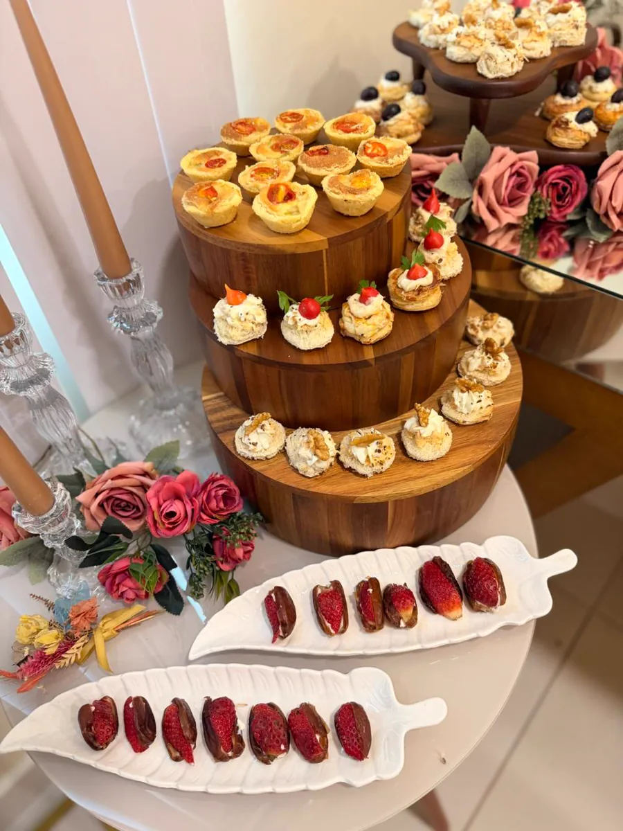 Mesa de doces em camadas