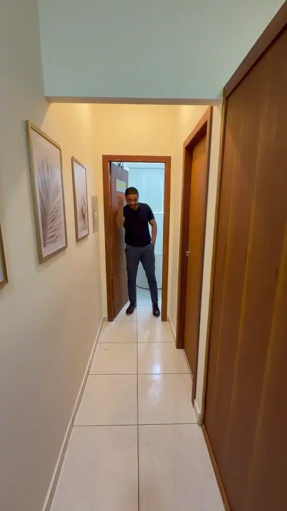 Dr. Anísio recebendo você no consultório