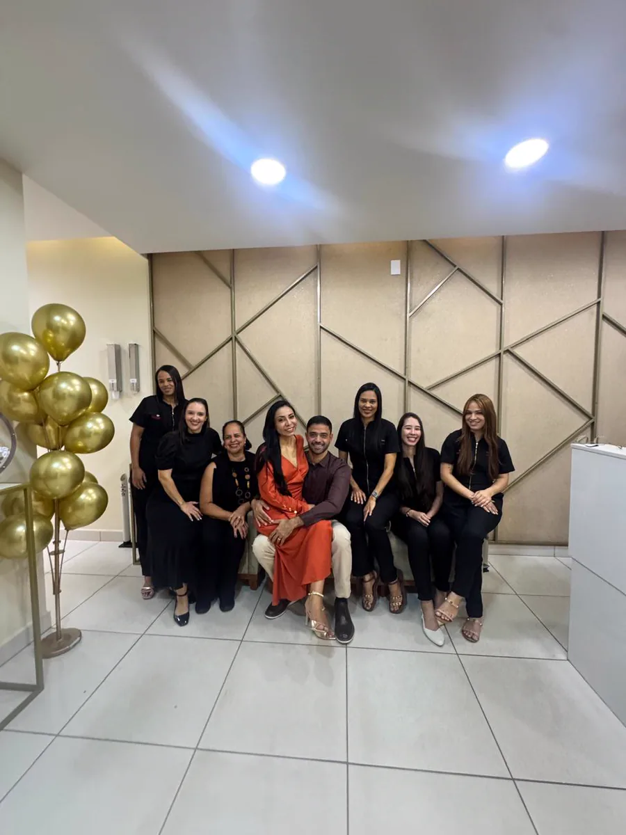 Dr. Anísio com a equipe do consultório