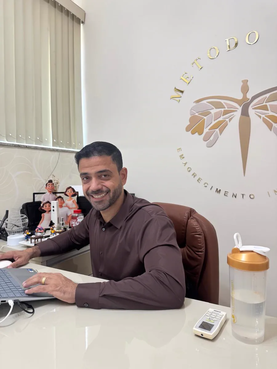 Dr. Anísio trabalhando no consultório