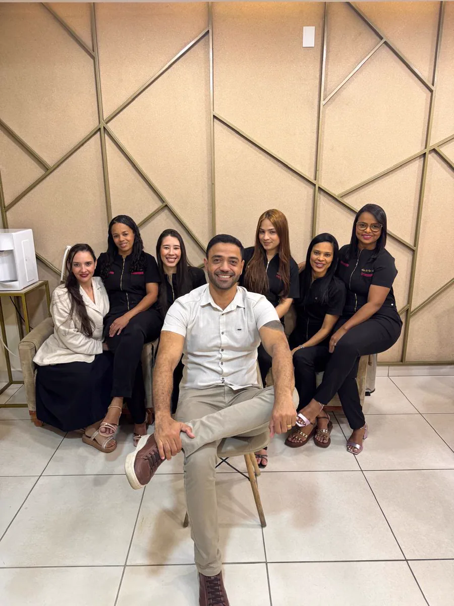 Dr. Anísio com a equipe do consultório